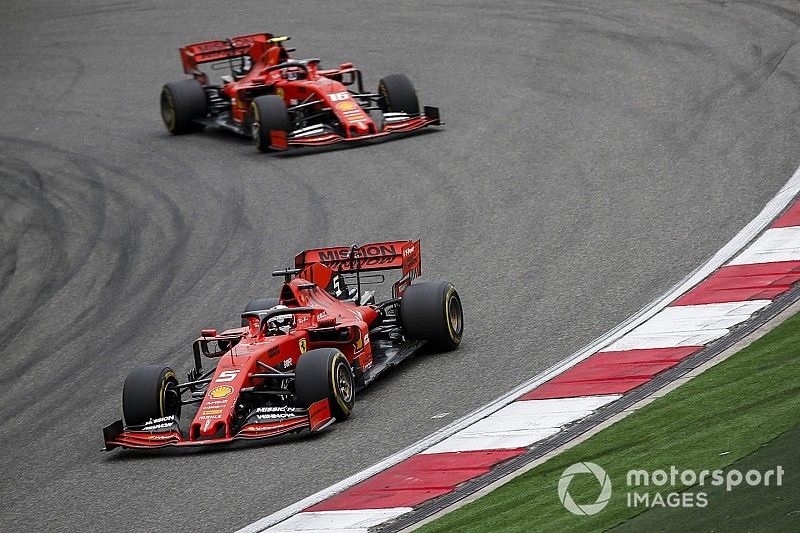 Sebastian Vettel, Ferrari SF90, y Charles Leclerc, Ferrari SF90