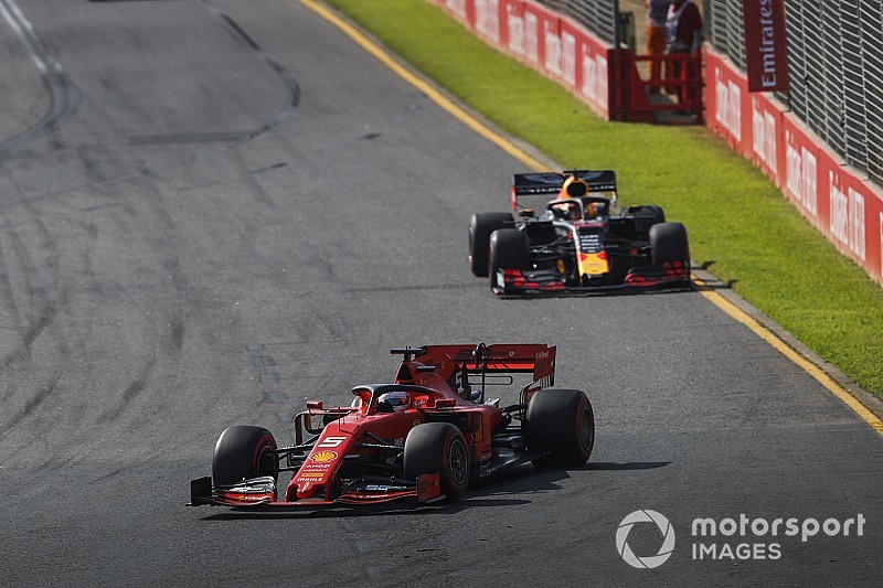 Videón, ahogy Verstappen agresszíven beteszi a Red Bull-Hondát a Ferrari elé