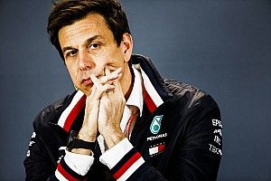 Mercedes: egyesek a hölgyek iránt érdeklődnek, mások kiugranak egy repülőből