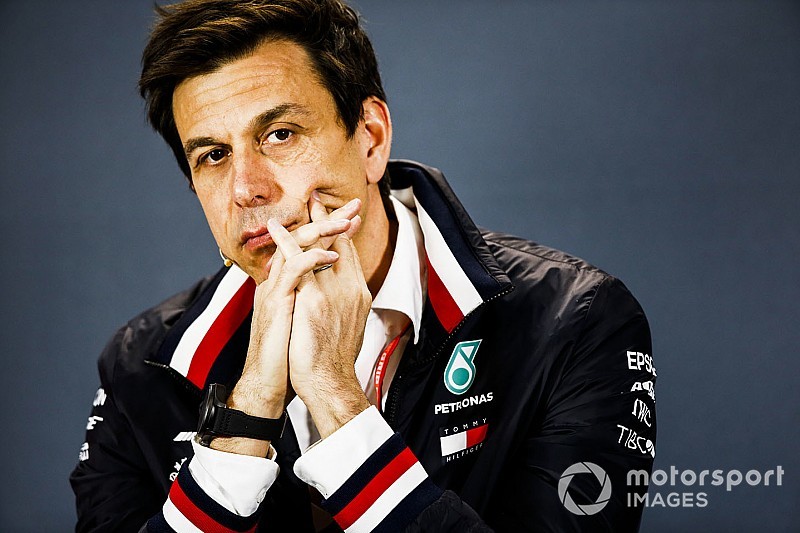 Mercedes: egyesek a hölgyek iránt érdeklődnek, mások kiugranak egy repülőből