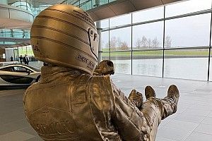 McLaren установила на своей базе бронзовую скульптуру Сенны