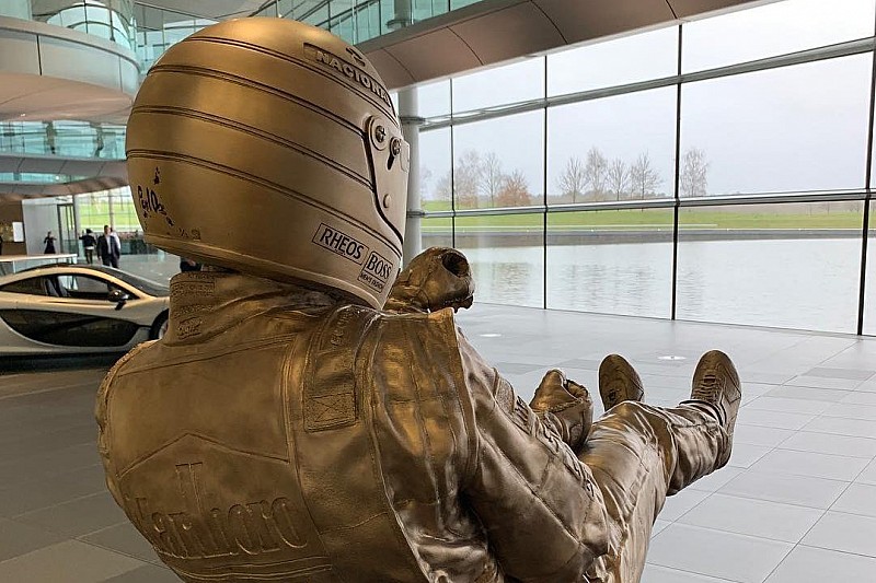 McLaren установила на своей базе бронзовую скульптуру Сенны