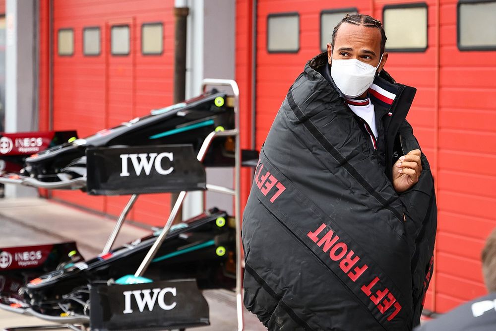 Sir Lewis Hamilton, Mercedes, envuelto en una manta de neum&aacute;ticos