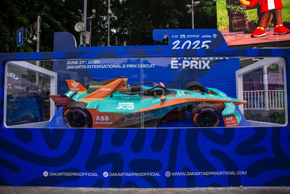 Replika Mobil Gen 3 Evo di Bundaran HI