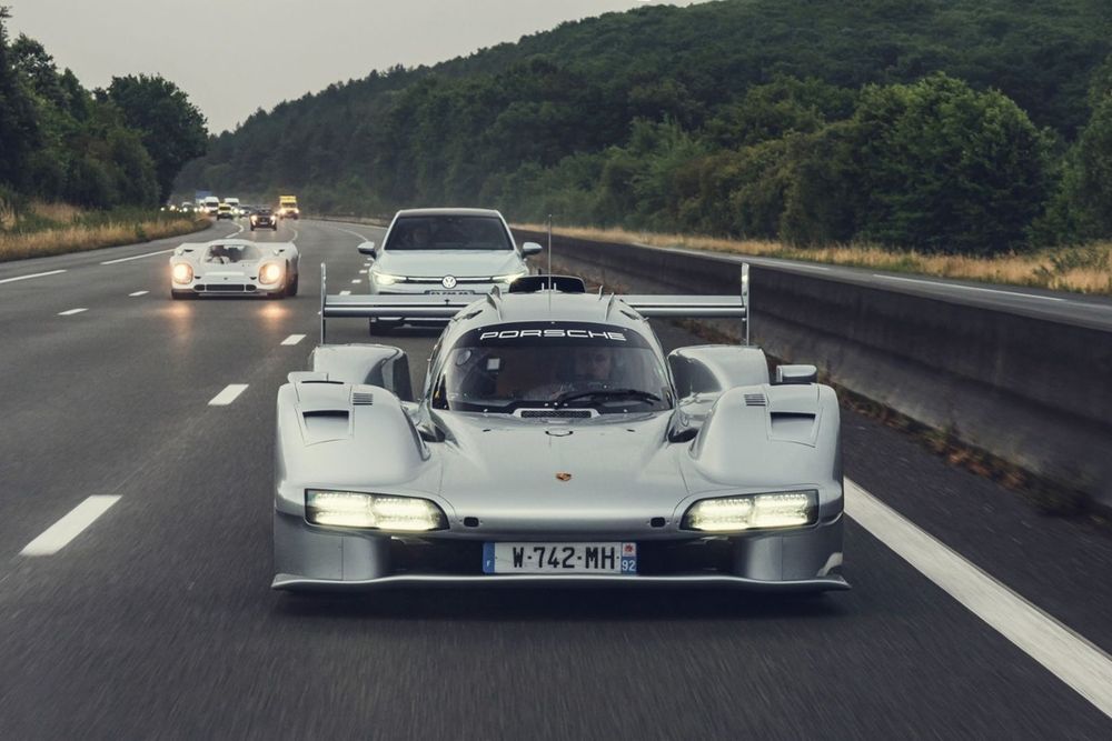 獣がル・マンを飛び出した……ポルシェ、公道走行可能な963 LMDhを公開