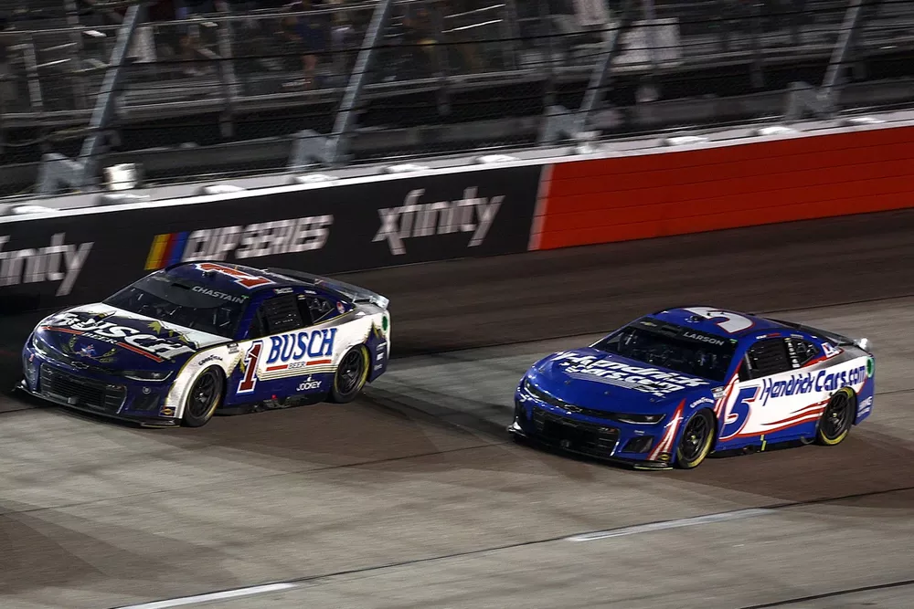 Chase Briscoe, Stewart-Haas Racing Ford; Ross Chastain, Trackhouse Racing Chevrolet; Kyle Larson, Hendrick Motorsports Chevrolet