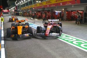 VÍDEO F1: Leclerc vacila e bate em Norris no pitlane; piloto da Ferrari pode ser punido