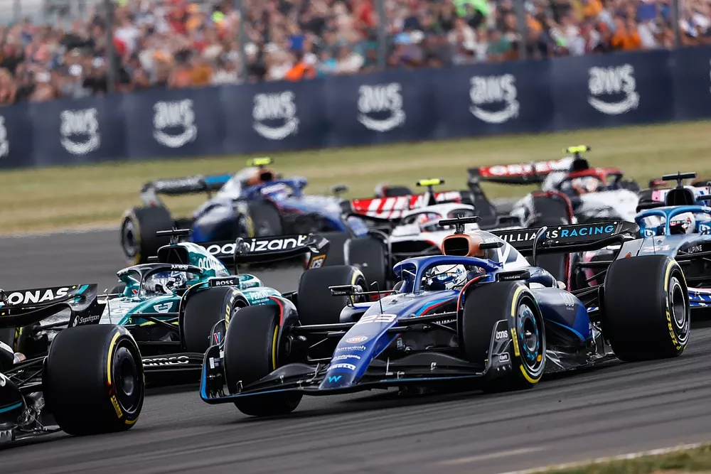 Alex Albon, Williams FW45, Lance Stroll, Aston Martin AMR23, Esteban Ocon, Alpine A523, et le reste du peloton au d&eacute;part