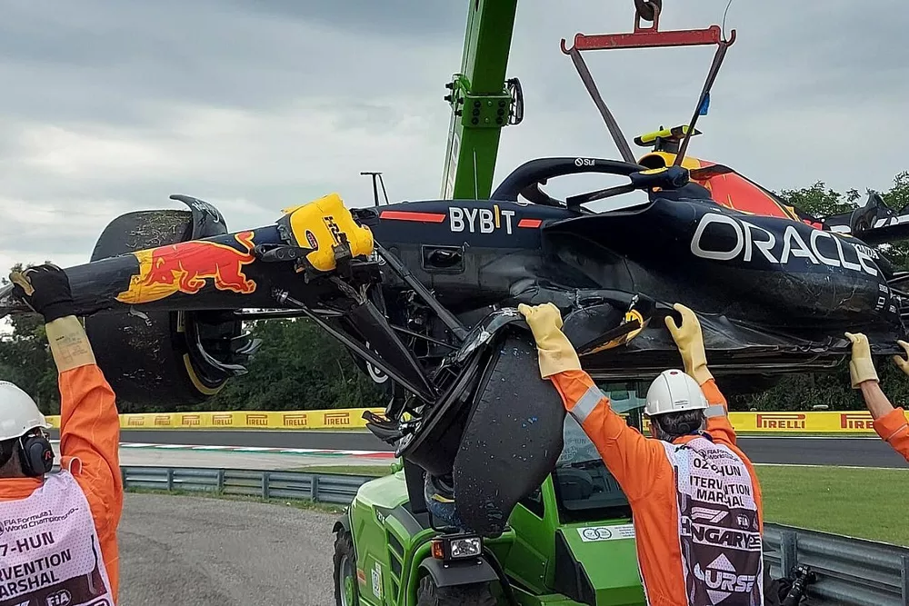 Sergio Perez, Red Bull Racing RB19 crash
