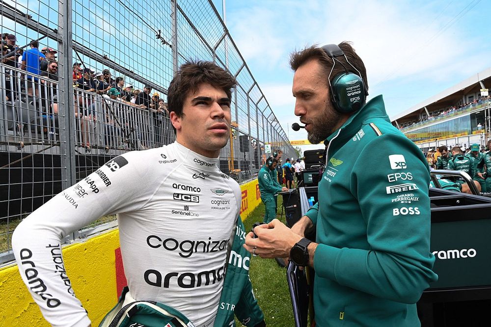 Lance Stroll, Aston Martin F1 Team, en la parrilla con su ingeniero