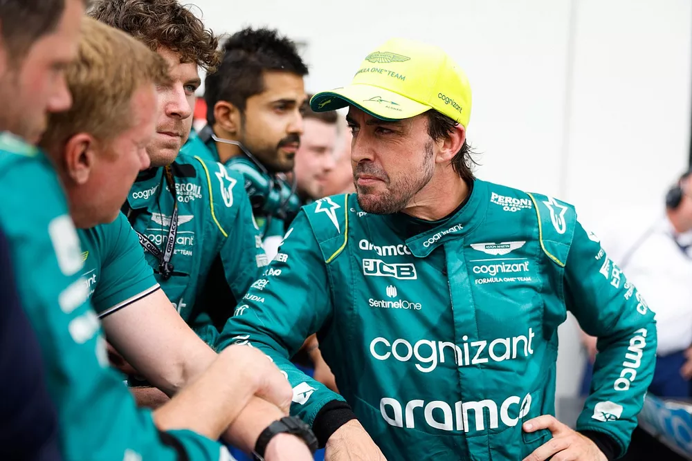Fernando Alonso, Aston Martin F1 Team, 2ª posición, en Parc Ferme con su equipo