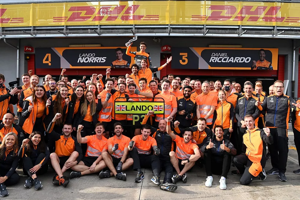Le troisième Lando Norris, McLaren, fête avec son équipe