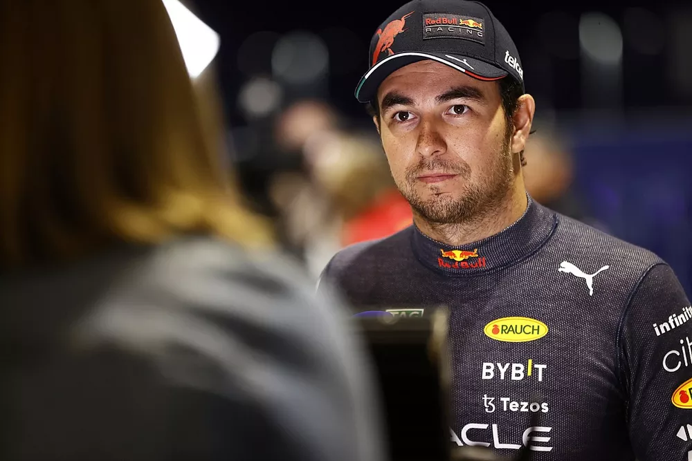 El hombre de la pole, Sergio P&eacute;rez, de Red Bull Racing, es entrevistado tras la clasificaci&oacute;n