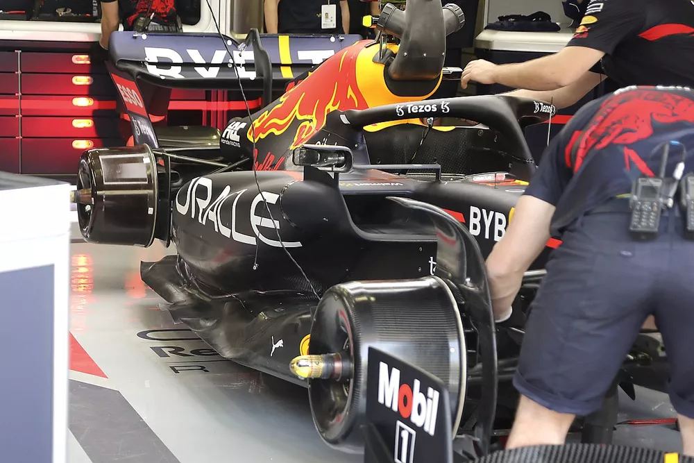 Red Bull Racing RB18 side detail