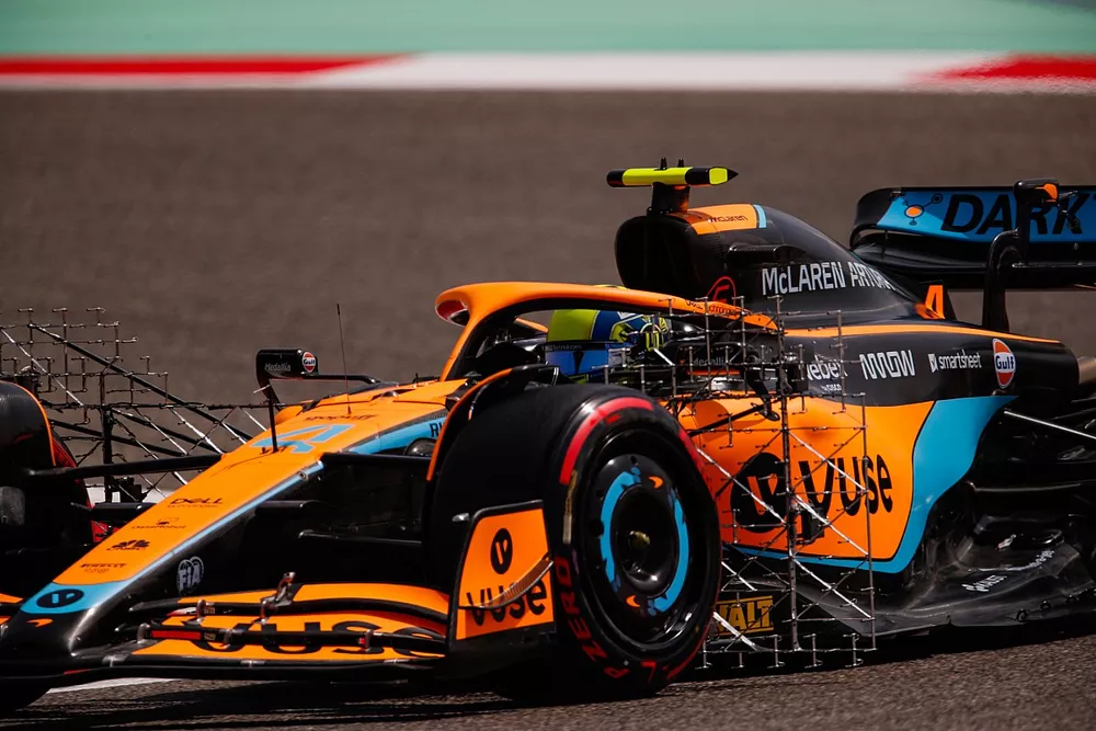 Lando Norris, McLaren MCL36, met testapparatuur