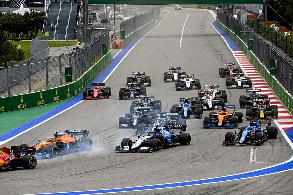 Carlos Sainz Jr., Ferrari SF21, Lando Norris, McLaren MCL35M, George Russell, Williams FW43B, Fernando Alonso, Alpine A521, Lance Stroll, Aston Martin AMR21, Lewis Hamilton, Mercedes W12, et le reste des monoplaces au départ