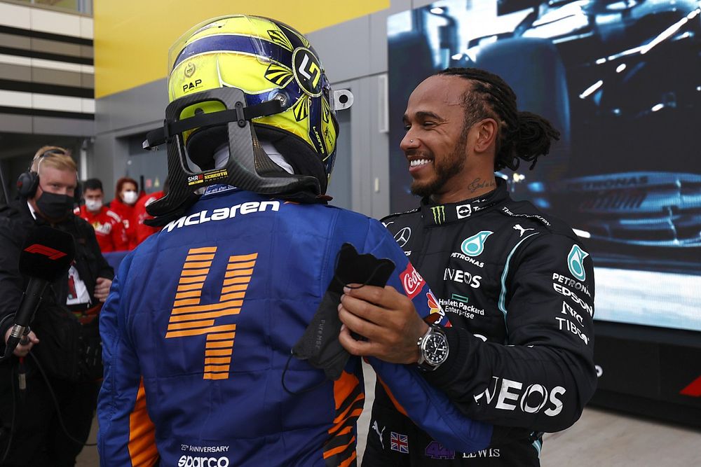 Lando Norris, McLaren, félicite le vainqueur Lewis Hamilton, Mercedes