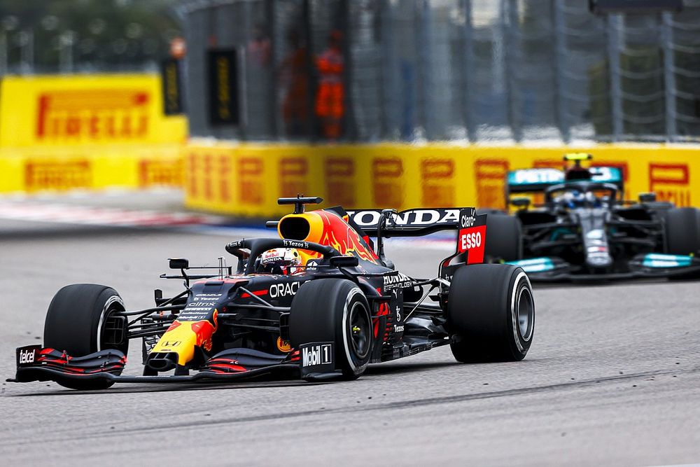 Max Verstappen, Red Bull Racing RB16B, Valtteri Bottas, Mercedes W12