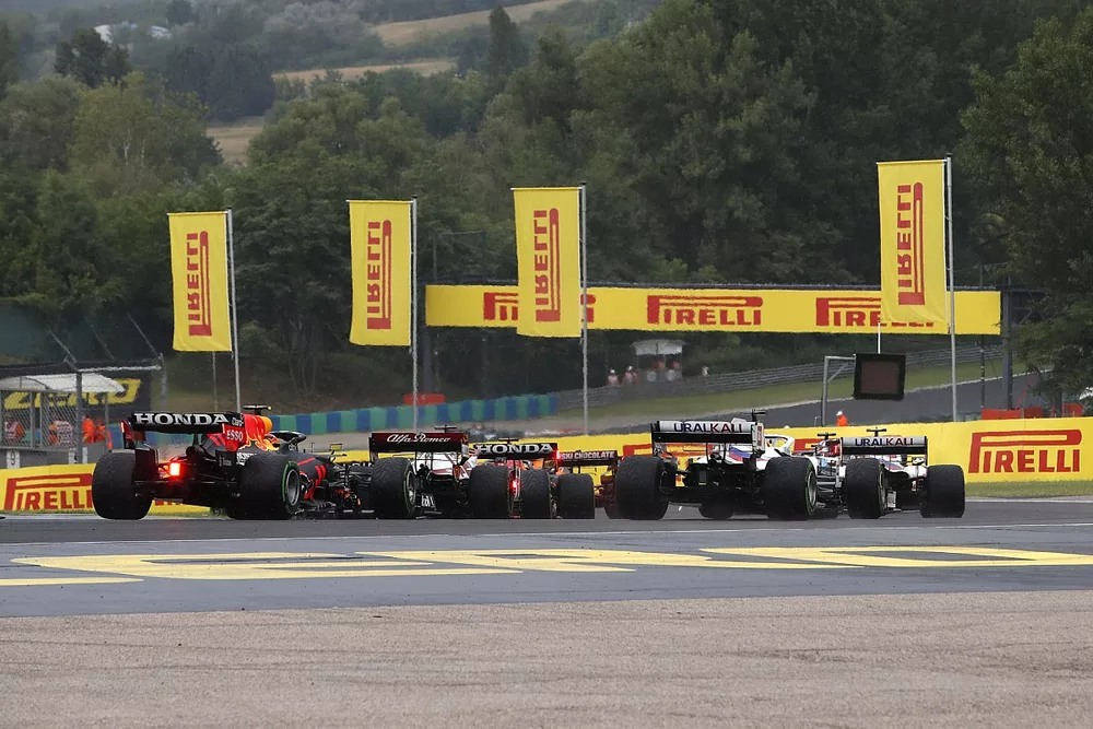Mick Schumacher, Haas VF-21, Nikita Mazepin, Haas VF-21, Kimi Raikkonen, Alfa Romeo Racing C41, Sergio Pérez, Red Bull Racing RB16B, en la vuelta de formación