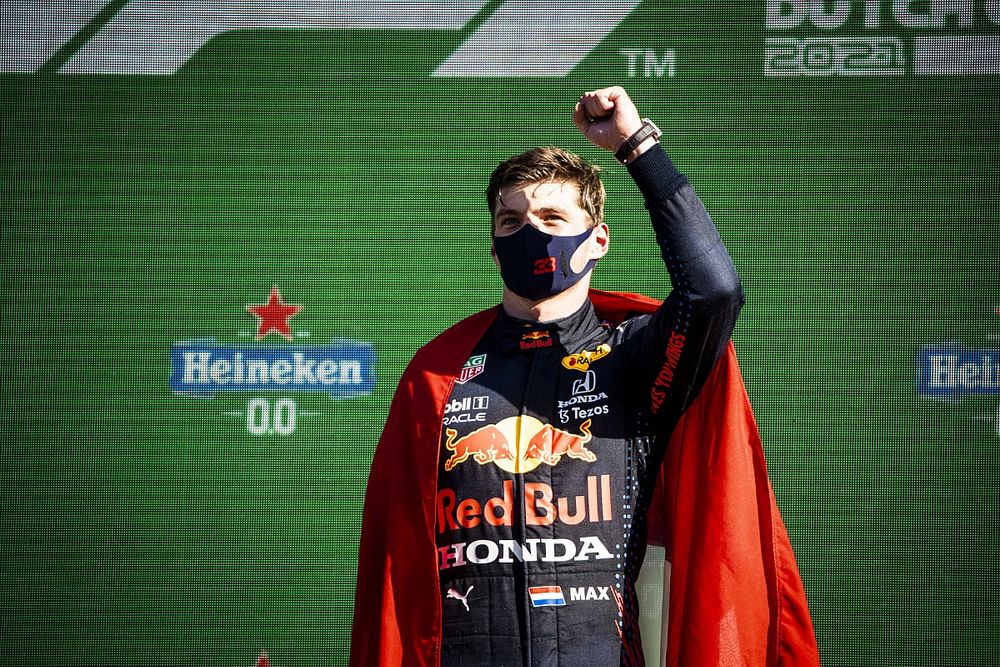 Le vainqueur Max Verstappen, Red Bull Racing, porte un drapeau des Pays-Bas sur le podium