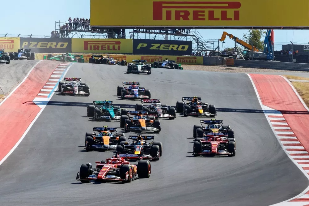 Charles Leclerc, Ferrari SF-24, Max Verstappen, Red Bull Racing RB20, Carlos Sainz, Ferrari SF-24, Lando Norris, McLaren MCL38, Pierre Gasly, Alpine A524, Oscar Piastri, McLaren MCL38, de rest van het veld in de openingsronde