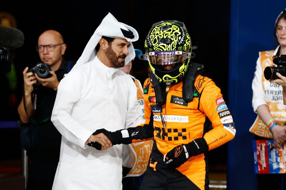 Mohammed Ben Sulayem, President, FIA, felicita a Lando Norris, McLaren F1 Team, por la pole position