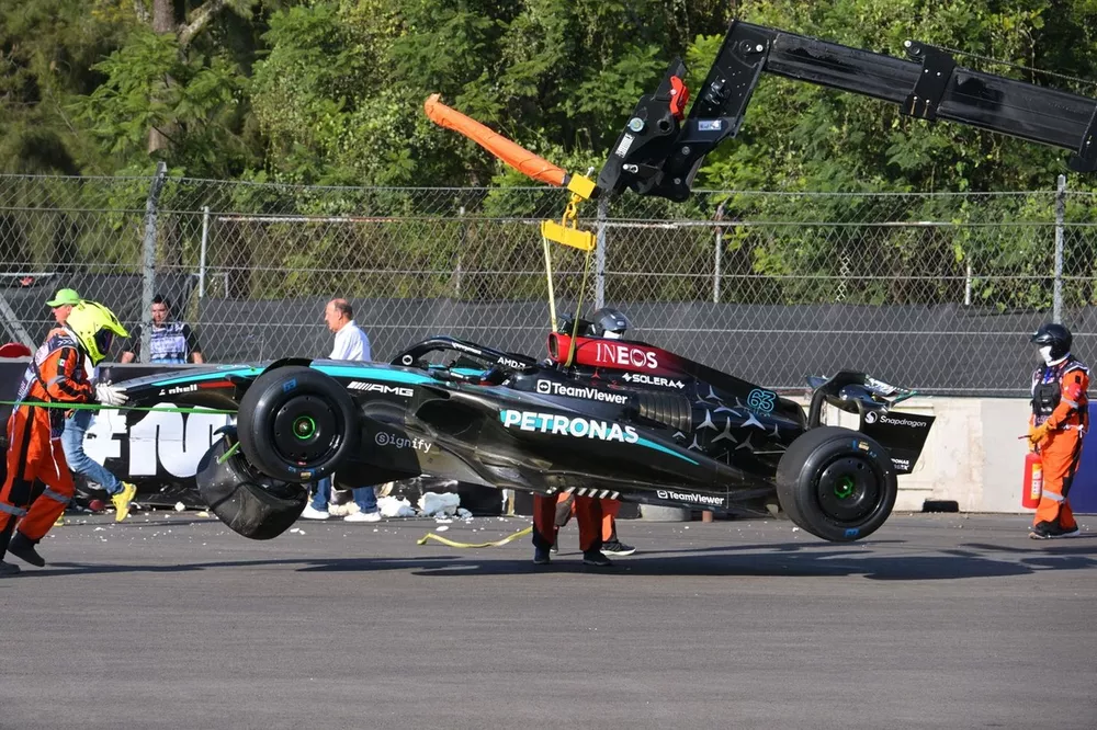 Comisarios con el coche de George Russell, Mercedes F1 W15 