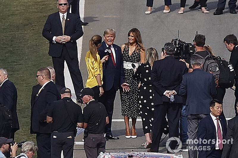 Trump comparece em Daytona e diz que presidente não pode guiar seu próprio carro
