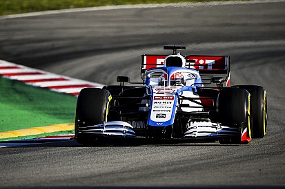 Williams zet trots opzij en besteedt deel productie uit