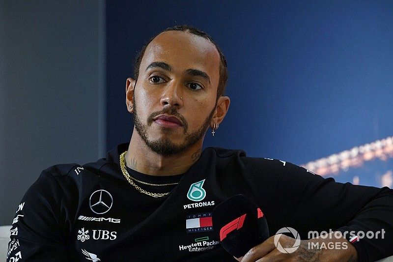 Lewis Hamilton, Mercedes-AMG Petronas F1 en la conferencia de prensa 