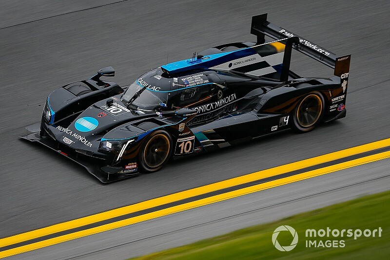 Cadillac, Mazda, Porsche y BMW pelean victoria en recta final
