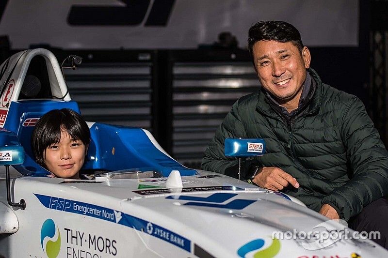 Wie is de 13-jarige Japanse die jaagt op de Verstappen-records?