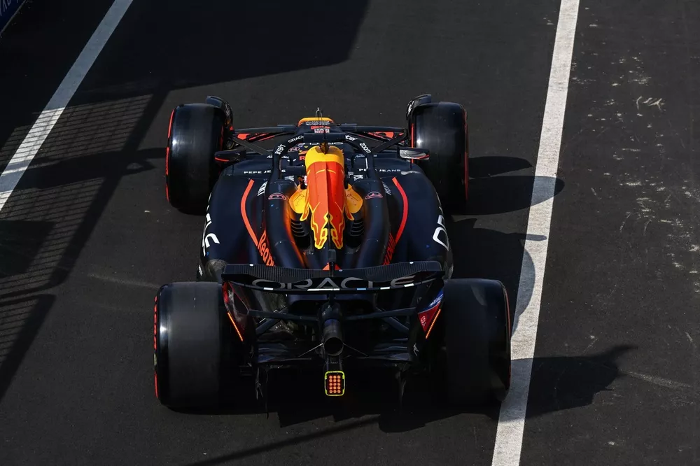 Max Verstappen, Red Bull Racing RB20, in de pitstraat 
