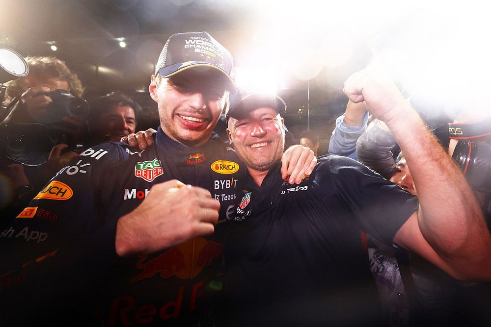 El ganador de la carrera y campeón del mundo de pilotos de F1 en 2022, Max Verstappen, de Red Bull Racing, celebra con su equipo
