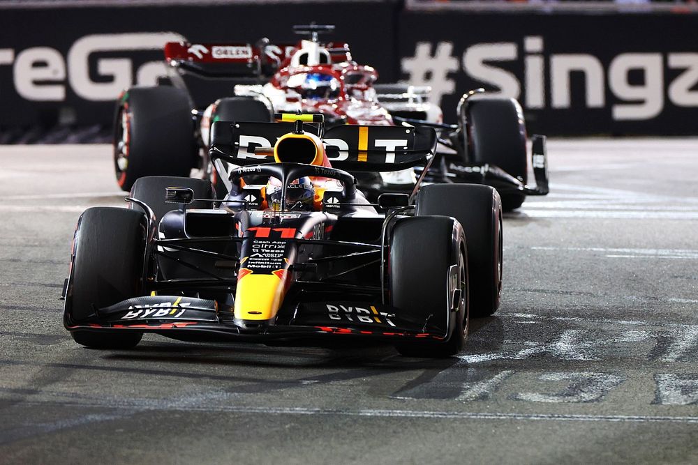 Sergio Perez, Red Bull Racing RB18, Valtteri Bottas, Alfa Romeo C42