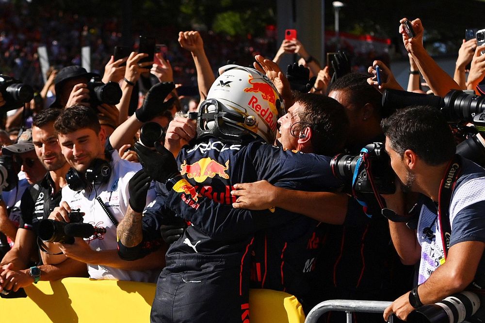 Verstappen zet zegereeks voort in Italië, De Vries pakt punten bij debuut