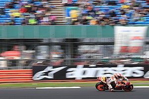 Угроза дождя заставила организаторов перенести гонку MotoGP в Сильверстоуне