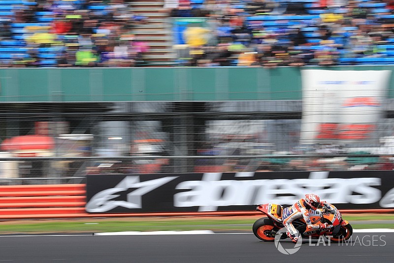 Угроза дождя заставила организаторов перенести гонку MotoGP в Сильверстоуне