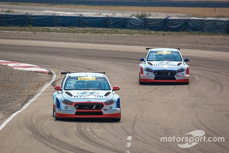 Michael Lewis, Bryan Herta Autosport, Hyundai i30 N TCR, davanti a Mark Wilkins, Bryan Herta Autosport, Hyundai i30 N TCR