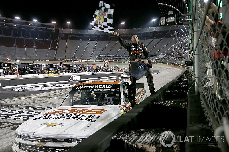 Sauter vence pela quinta vez; Truck Series define playoffs