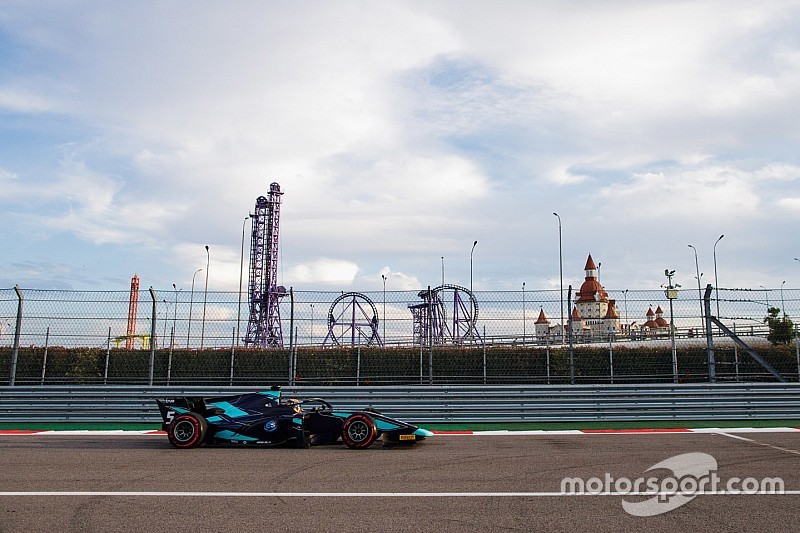 Albon conquista il poker di vittorie nella Feature Race di Sochi, disastro al pit per Norris