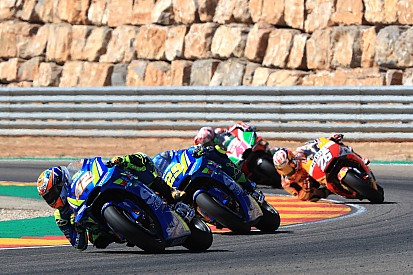 Gêné par son pneu avant, Rins passe tout près du podium