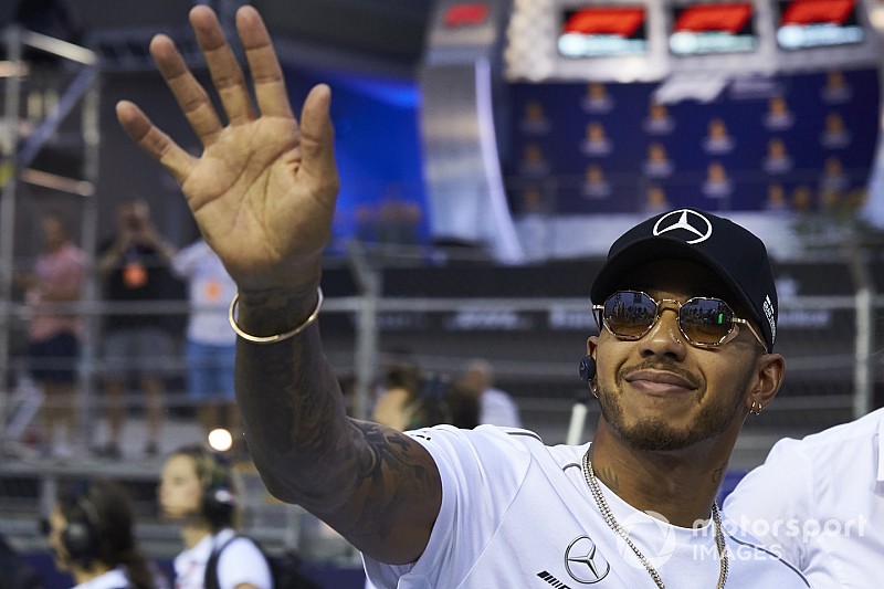 Hamilton úgy érzi, néha "púp a mercedeses mérnökök hátán"