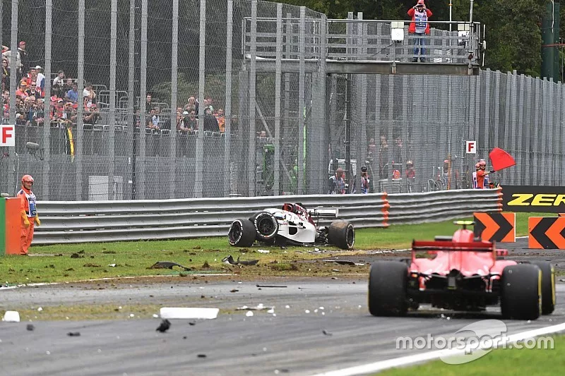 Oficiales y el auto accidentado de Marcus Ericsson, Alfa Romeo Sauber C37 en FP2