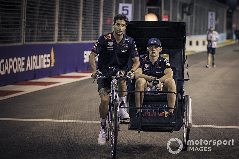 Daniel Ricciardo, Red Bull Racing e Max Verstappen, Red Bull Racing, su una bici con sidecar 