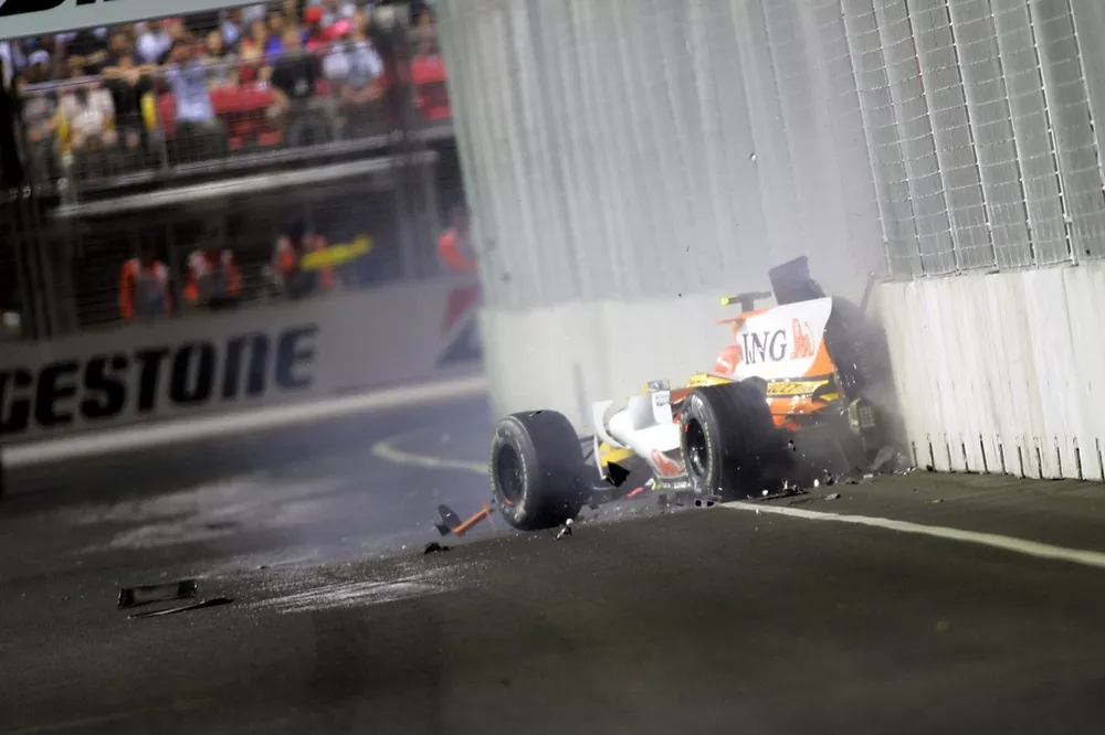 Nelson Piquet Jr., Renault R28 crasht in de muur.