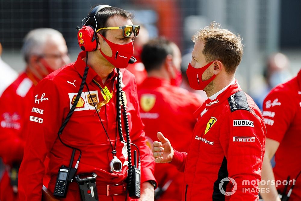 Sebastian Vettel, de Ferrari, habla con su ingeniero