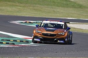 Tavano nella storia, vince Gara 1 al debutto con la nuova Cupra!