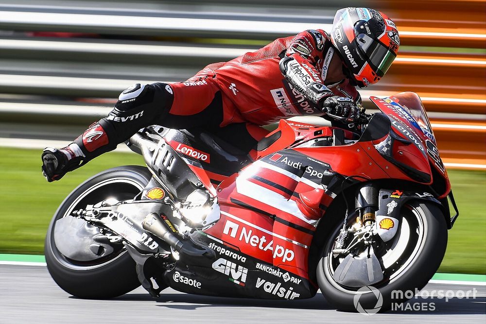 Выставил ногу, махал руками, показал средний палец. Два пилота MotoGP повздорили на квалификации в Шпильберге