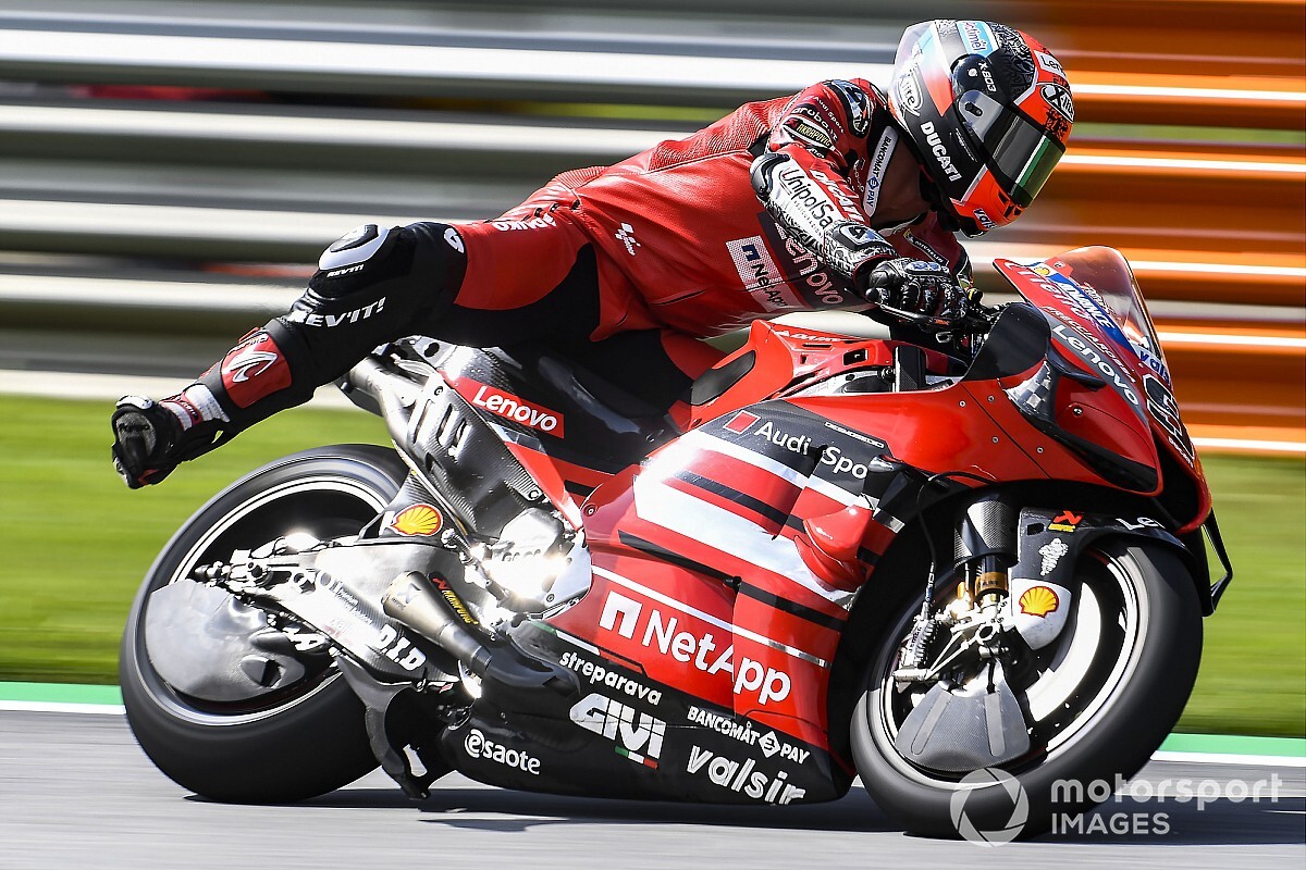 Выставил ногу, махал руками, показал средний палец. Два пилота MotoGP повздорили на квалификации в Шпильберге